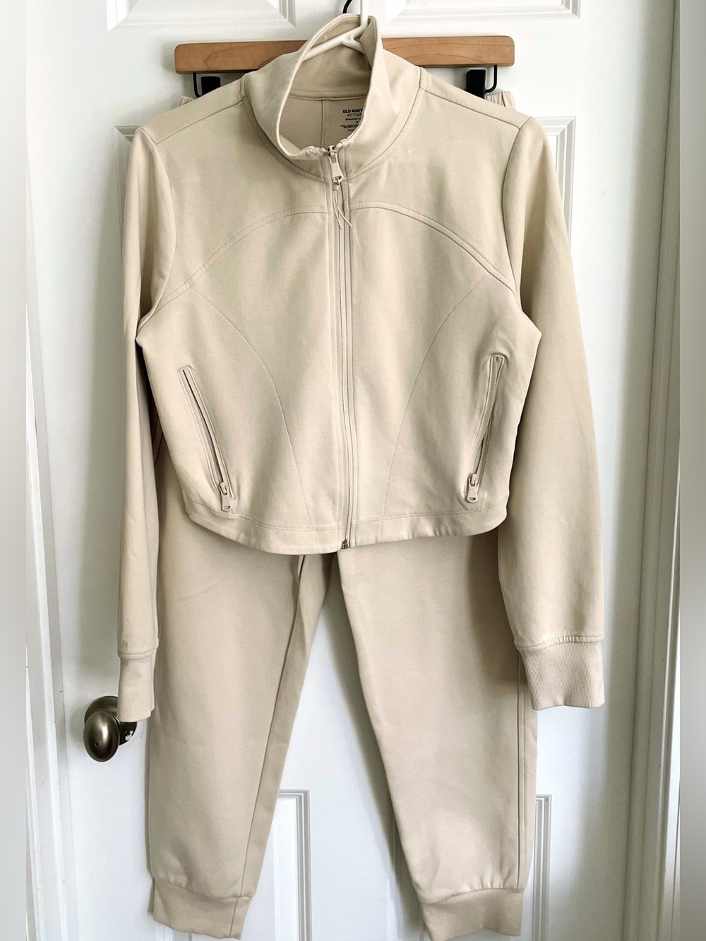 Old Navy Dynamic Fleece Zip-Front Jacket and Jogger Set Excellent Condition.